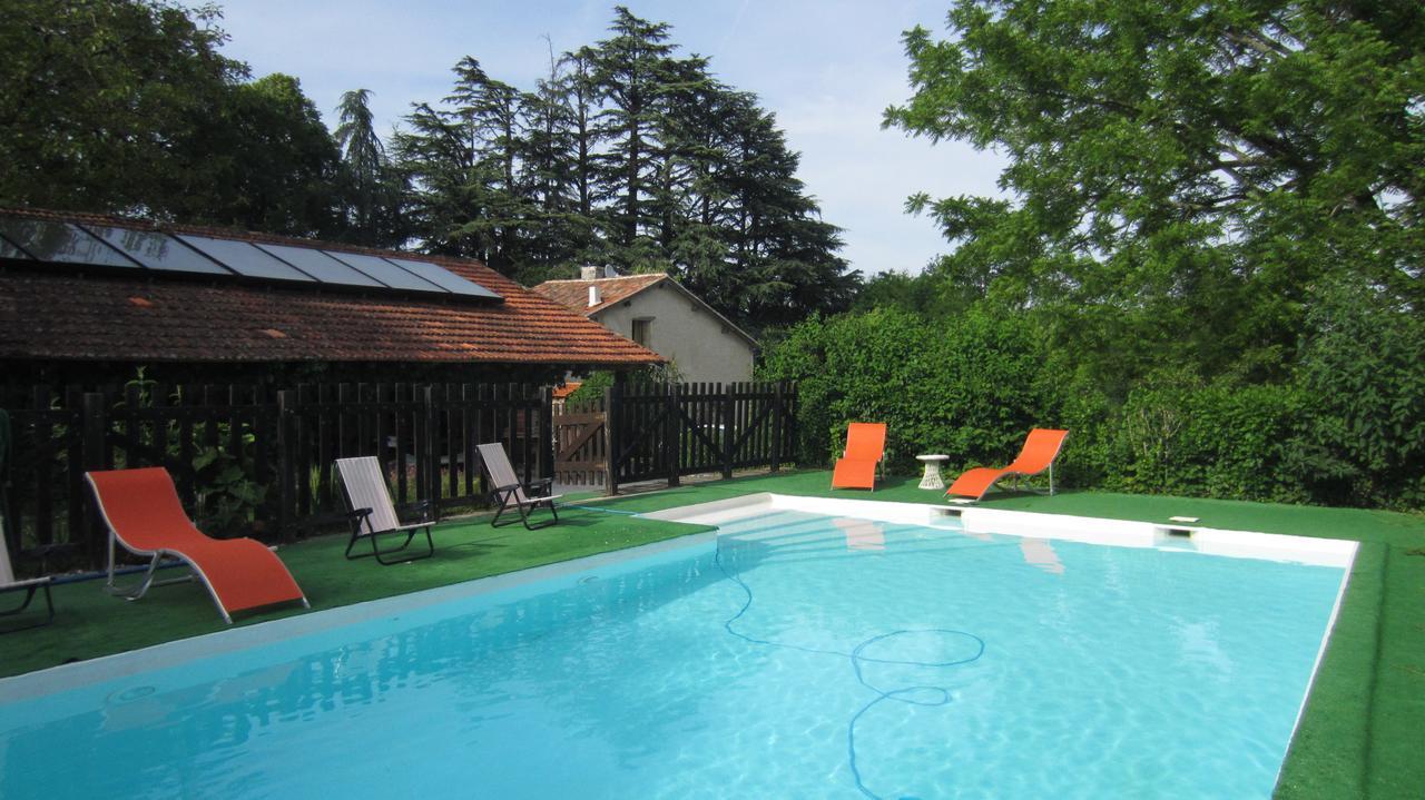 Bed and Breakfast Domaine De Puytirel Champagne-et-Fontaine Esterno foto